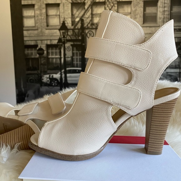 Wild Diva Lounge peep toe cream heels.3.75” US 7.5 - Picture 5 of 6